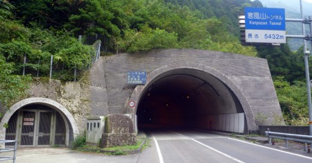 寒風山トンネル　照明工事
